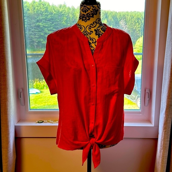 Sz M button up blouse with tie up at the bottom. - Picture 1 of 4